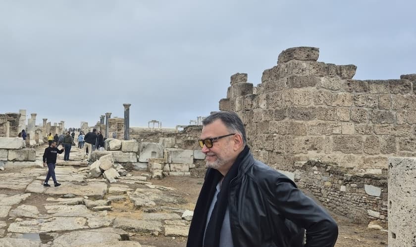 Cláudio Modesto nas ruínas de Éfeso, Turquia. (Foto: Arquivo pessoal)