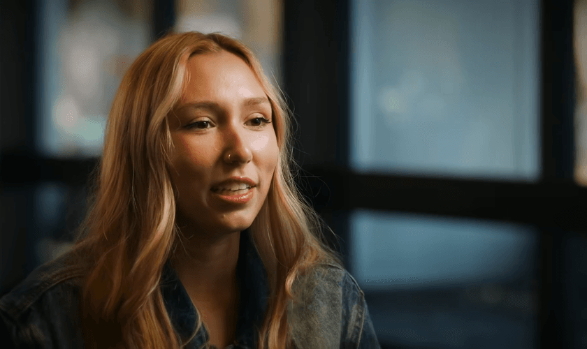 Sophie testemunha sua cura milagrosa. (Captura de tela/YouTube/Jesus Image)