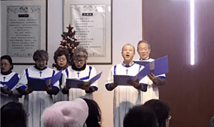 Coral durante apresentação de louvor em Igreja cristã na China. (Foto: Reprodução/ChinaAid)