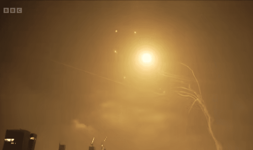 Mísseis iranianos são interceptados nos céus de Israel. (Captura de tela/YouTube/BBC)