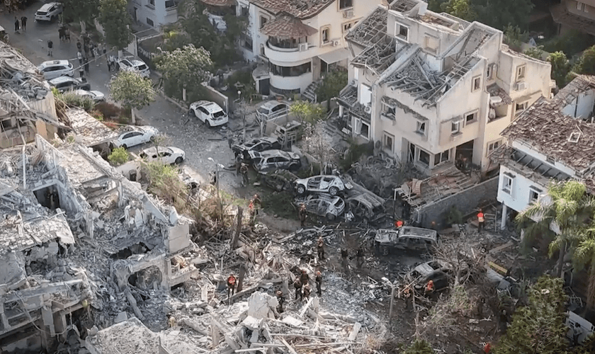 A localidade ficou destruída após a queda do míssil. (Foto: Reprodução/CBN News)