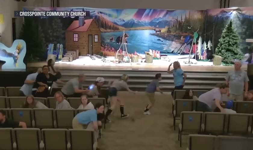 Membros da igreja correm enquanto um atirador abre fogo do lado de fora da CrossPointe Community Church. (Captura de tela/YouTube/NBC News)