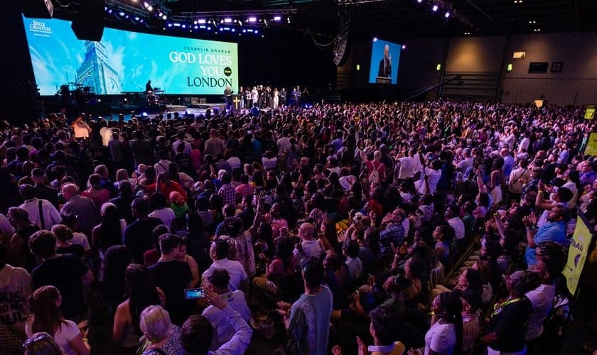 Milhares ouvem a pregação de Franklin Graham em Londres. (Foto: Associação Billy Graham).