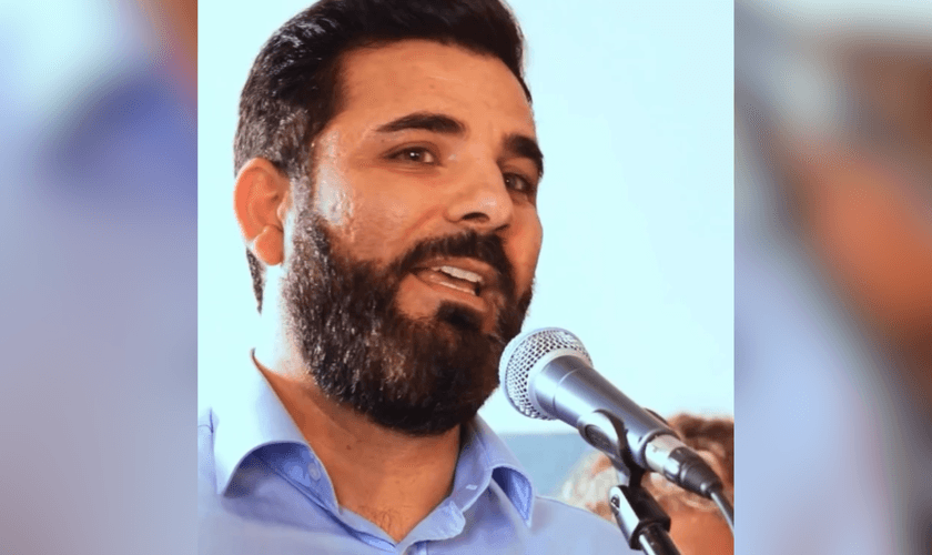 Ex-muçulmano iraniano compartilha testemunho sobre sua conversão a Jesus. (Captura de tela/Instagram/emanuel.roro)