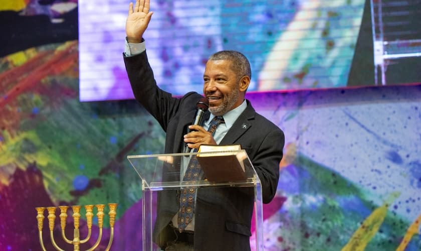 Miguel Nicolaevsky durante ministração na Igreja El Shaddai, em São Paulo. (Foto: Rodrigo Frutuoso e Arthur Simões/Igreja El Shaddai)