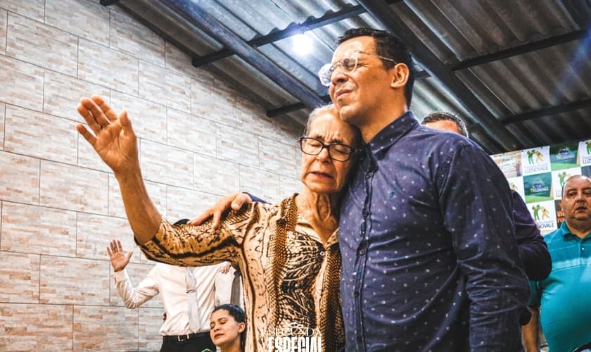 Dilson Gomes e sua mãe. (Foto: Dilson Gomes/Desafio Jovem).