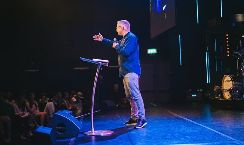 Segundo estudo, o número de pastores com dupla jornada aumentou. (Foto: Unsplash/Phil Hearing)