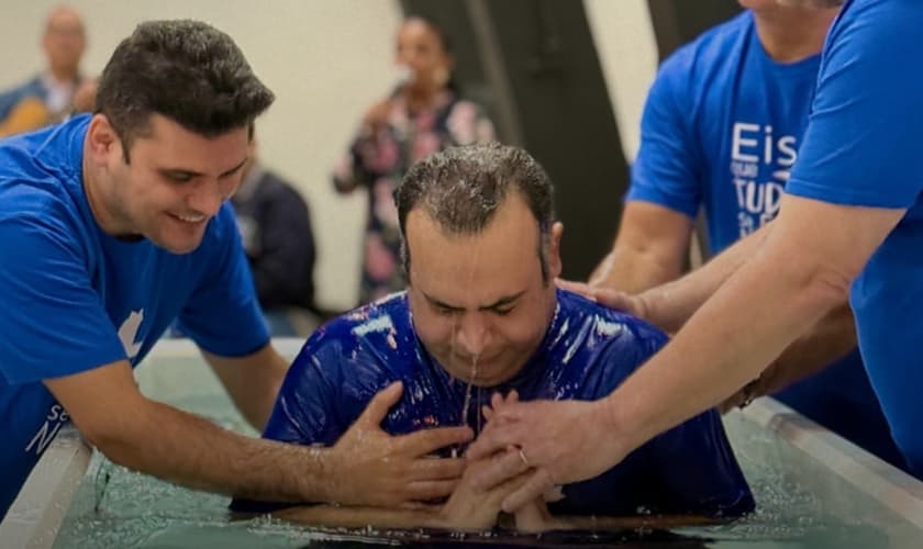 O batismo marcou o nascimento da primeira igreja da diáspora persa em SP. (Foto: Reprodução/Instagram/Junta de Missões Mundiais)