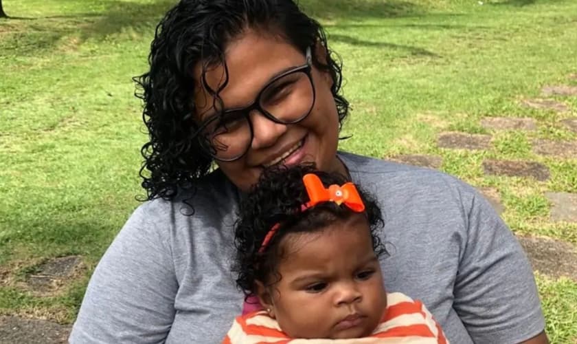 Suellem e a filha. (Foto: Reprodução/Junta de Missões Nacionais)