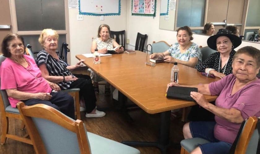Flora Vergara ministrando a Bíblia. (Foto: Reprodução/AG News)