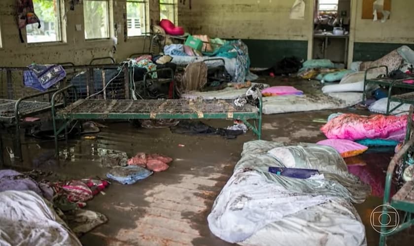 Alojamento das meninas no Camp Mystic ficou submerso até o teto após a enchente. (Captura de tela/YouTube/g1)