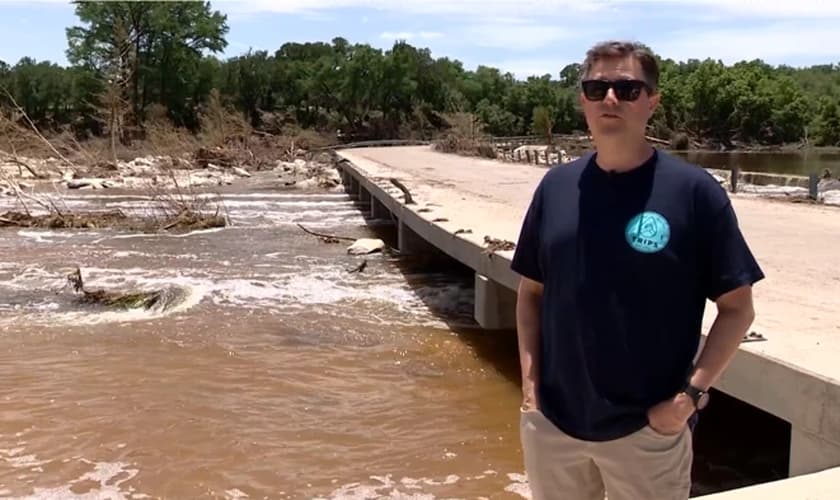 Michael Oakes e sua família sobreviveram a enchente que devastou o Texas. (Foto: Reprodução/KENS5).