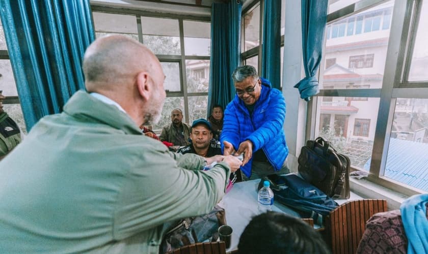 Missionários correm risco distribuindo Bíblias em áudio para a população. (Foto: Reprodução/Global Christian Relief)