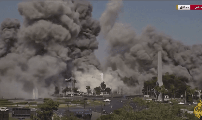 O bombardeio israelense atingiu as instalações do Ministério da Defesa do regime sírio em Damasco. (Captura de tela/Al Jazeera)