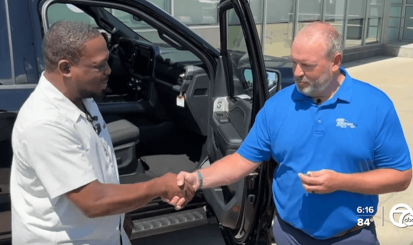 Richard Pryor recebendo a nova caminhonete. (Foto: Reprodução/WXYZ)