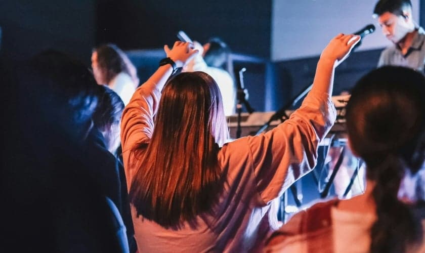 Jovens adorando Jesus. (Foto: Ilustração/Unsplash/Ethan Kowalski)