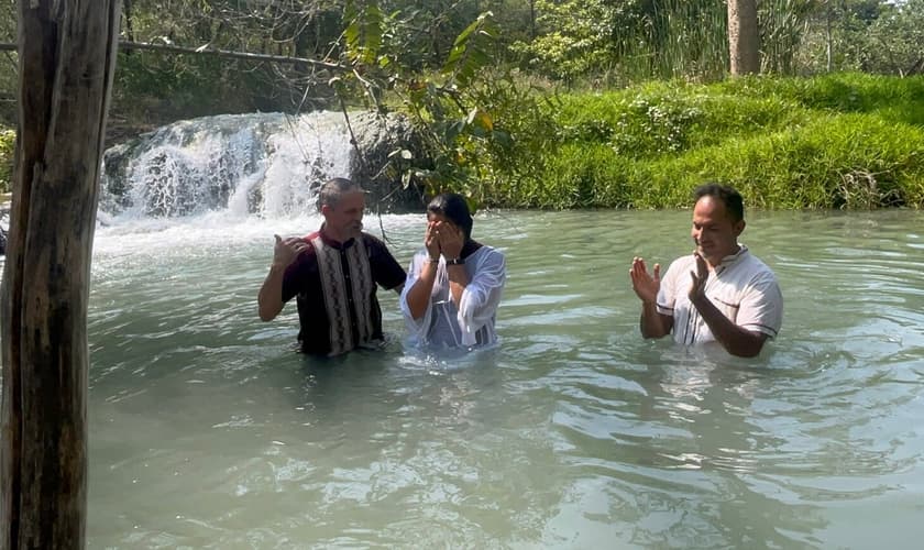 O batismo de Nancy. (Foto: Reprodução/IMB)