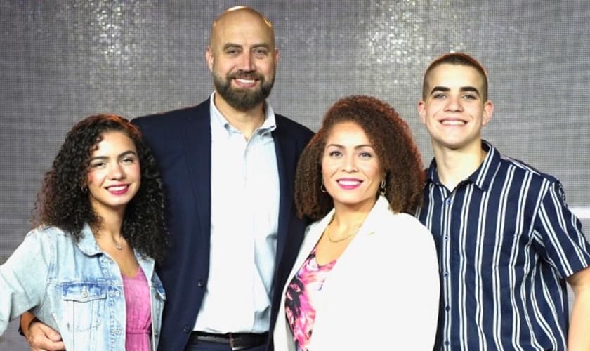 John Boore e a família. (Foto: Reprodução/AG News)