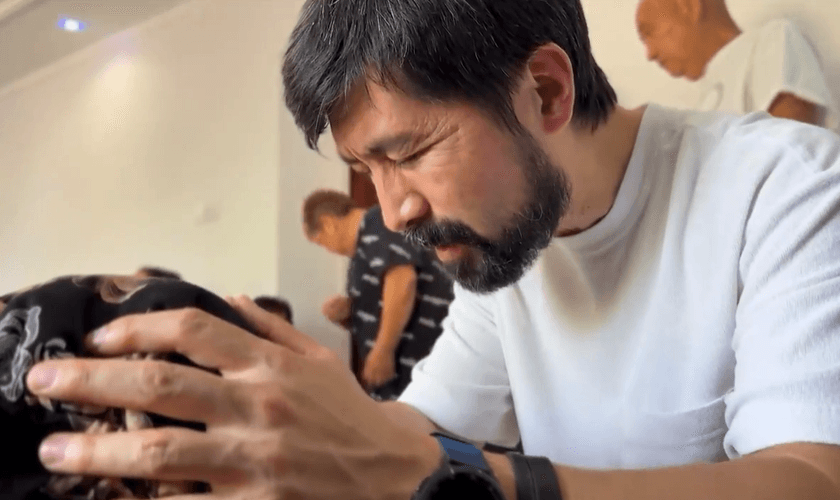 Rico orando pela comunidade. (Foto: Reprodução/CBN News)