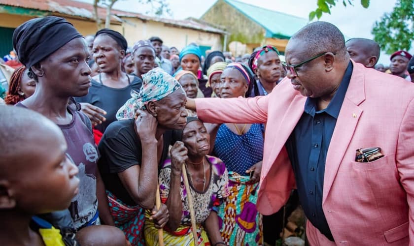O governador do estado de Plateau, Caleb Manasseh Mutfwang, visitou a região atingida pelo ataque aos cristãos. (Foto: X/Plateau State Directorate of Press)