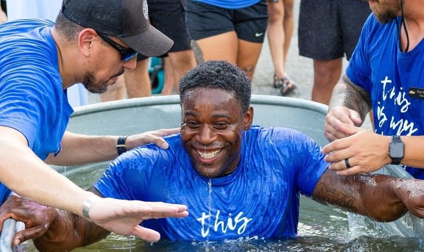 Mulher se emociona ao ser batizada no evento “Adoração e Batismo no Parque”. (Foto: Facebook/Manna Church)