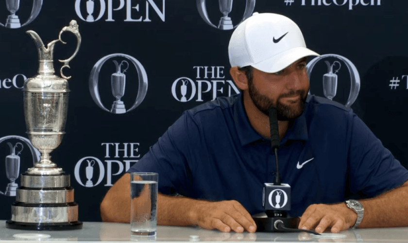 Scottie Scheffler em coletiva de imprensa após vencer o British Open. (Captura de tela/PGA Tour)
