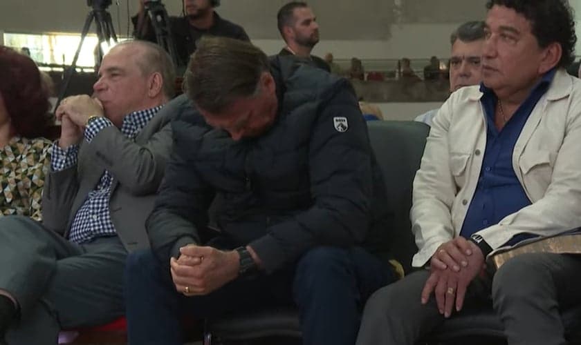O ex-presidente Jair Bolsonaro se emociona em culto evangélico. (Captura de tela/YouTube/AFP)