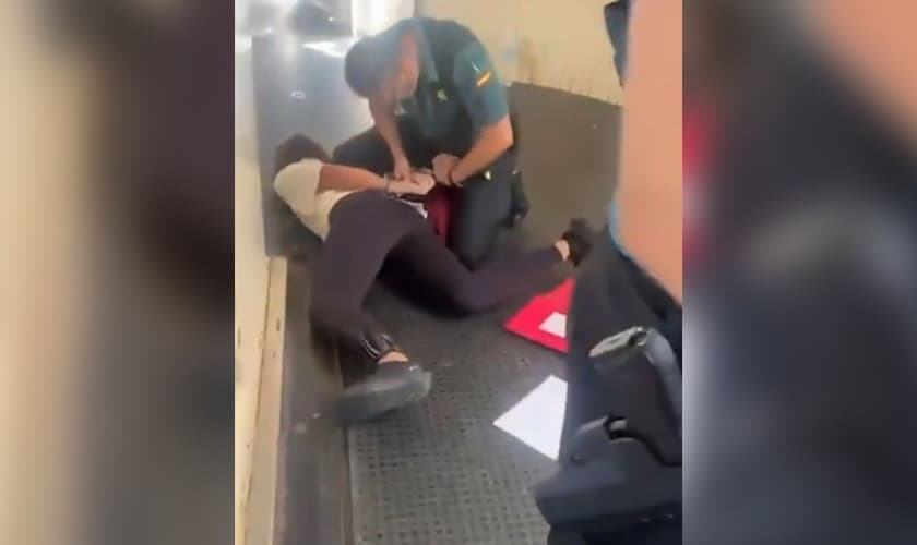 A diretora do acampamento no momento da prisão. (Foto: Reprodução/X/Shirion Collective)