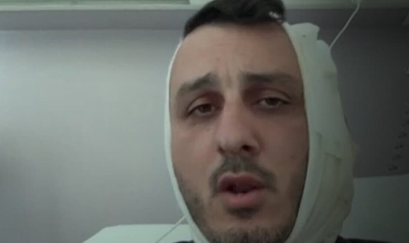 Stav Ben-Shushan após receber atendimento hospitalar por ferimento na orelha. (Captura de tela/Canal 12)