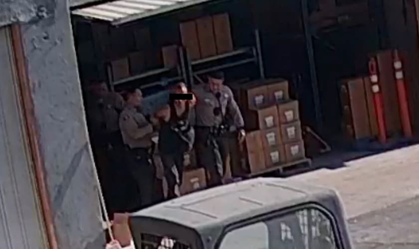 O criminoso foi detido no local. (Foto: Reprodução/CBN News/Imagens de segurança do Living Waters)