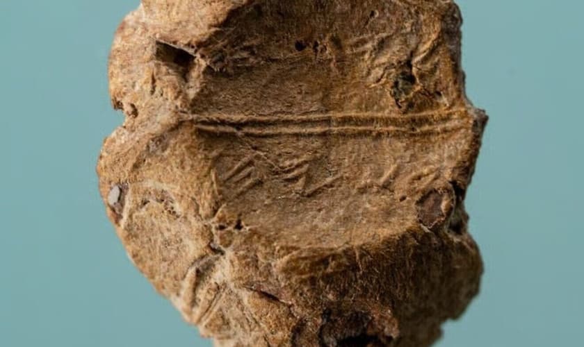 Selo com inscrição em hebraico do período do Primeiro Templo. (Foto: Projeto de Peneiração do Monte do Templo)