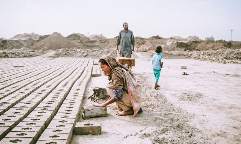 Muitas famílias cristãs sofrem por anos com o trabalho escravo nas fábricas de tijolos. (Foto: Reprodução/Global Christian Relief)