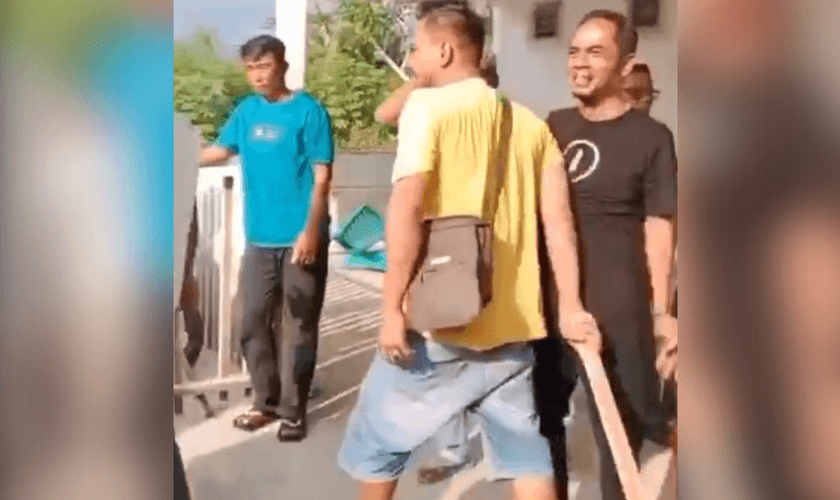 Agressores armados com paus na invasão da casa de oração. (Foto: AsiaNews)