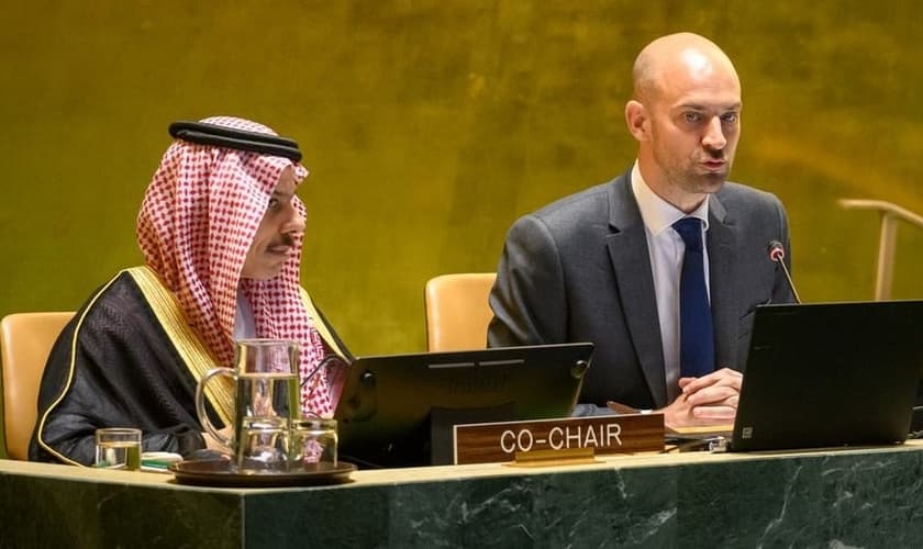 Ministros das Relações Exteriores Jean-Noël Barrot (à direita), da França, e o príncipe Faisal bin Farhan Al Saud, da Arábia Saudita, copresidentes da conferência. (Foto: ONU)