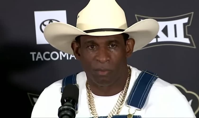 Deion Sanders em entrevista coletiva. (Captura de tela/YouTube/ESPN College Football)