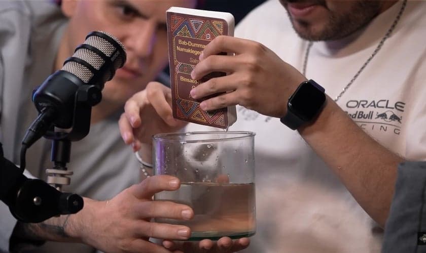 O exemplar impermeável pode ser submerso ou mantido úmido. (Foto: Reprodução/YouTube/Huesos Secos Podcast).