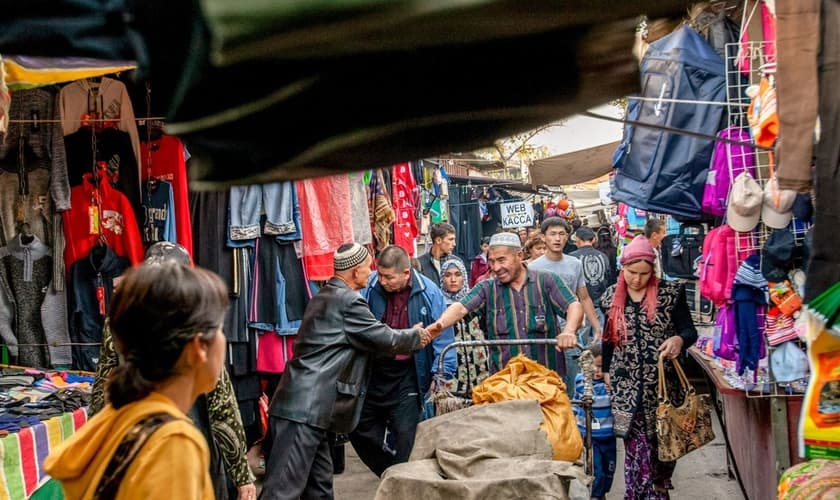 Mercados na Ásia Central onde Ross e Dianna Evans evangelizam. (Foto: Reprodução/IMB)