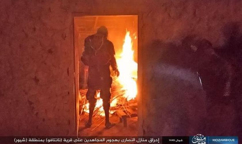 Estado Islâmico em Moçambique exalta ataques a cristãos e a queima de igrejas. (Imagem: Reprodução/Barnabas Aid)