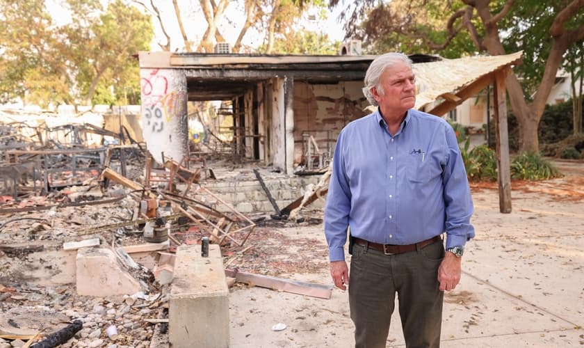 Franklin Graham visita uma comunidade israelense onde civis foram mortos na invasão do Hamas. (Foto: Samaritan's Purse)