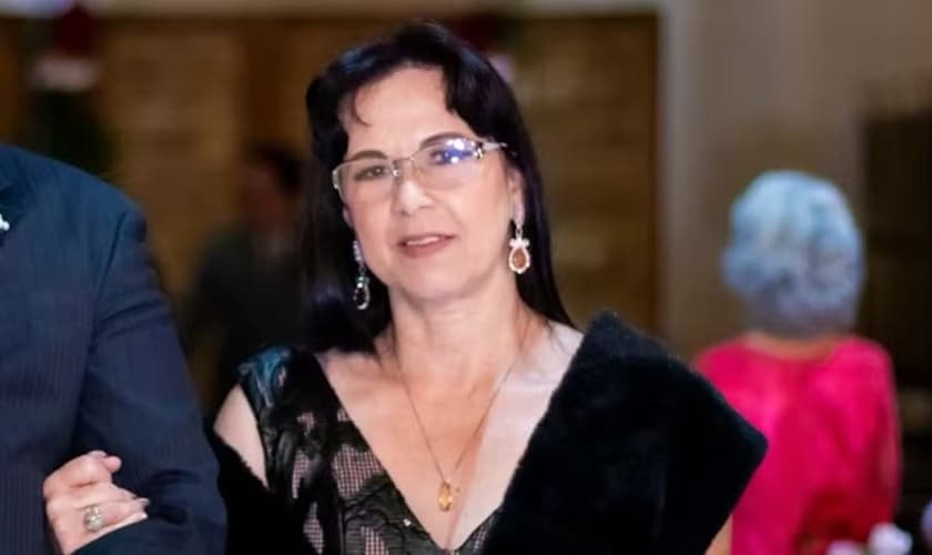 Ana Carla Cristo Chaulet, de 53 anos, morreu vítima de bala perdida. (Foto: Reprodução/Redes sociais).