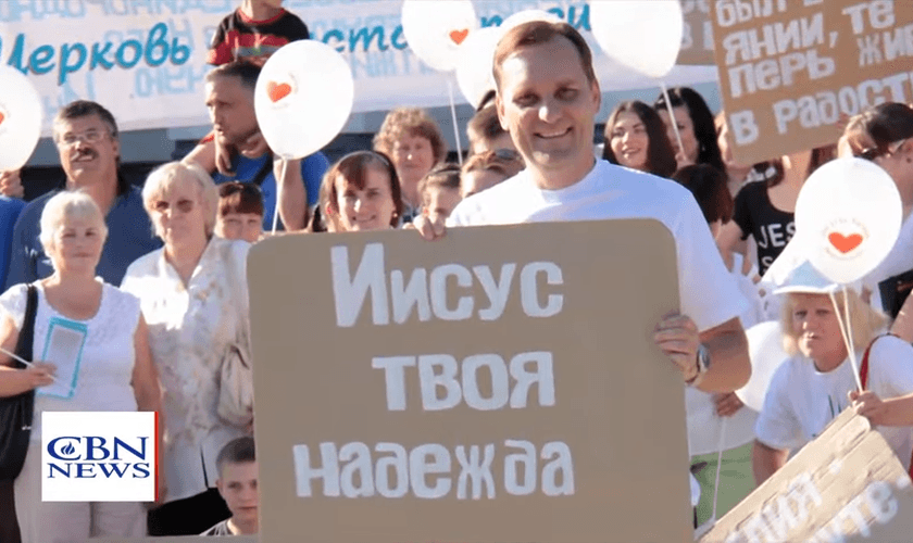 Pastor Yuriy Semenyuk em evangelismo de rua. (Captura de tela/YouTube/CBN News)