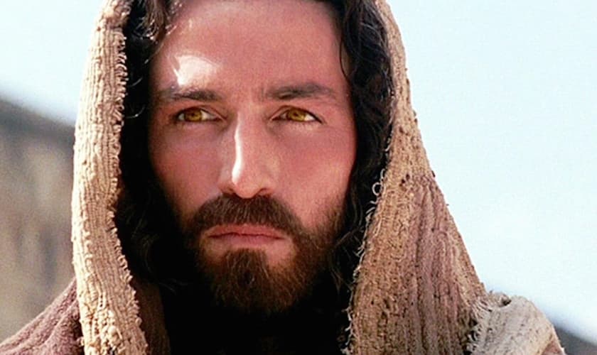 Jim Caviezel em “A paixão de Cristo” (2004). (Foto: Divulgação).