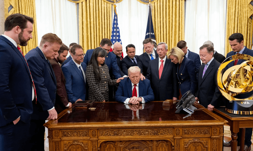 O presidente Donald Trump se une a líderes religiosos em oração. (Foto: The White House)