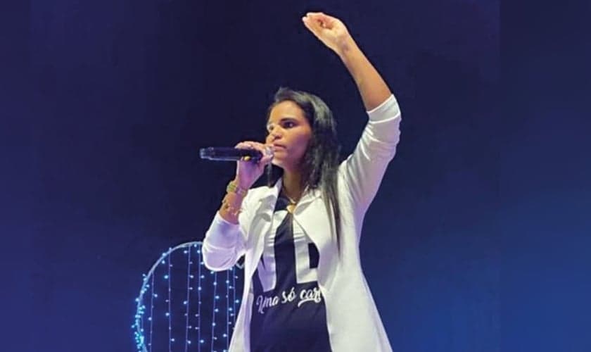 Débora Costa foi curada e levou uma mulher a Jesus com seu testemunho. (Foto: Site Mulher Cristã).