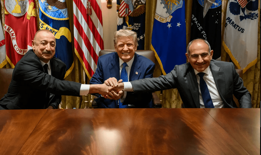 Donald Trump com Ilham Aliyev (à esq.) do Azerbaijão e Nikol Pashinyan da Armênia. (Foto: The White House)