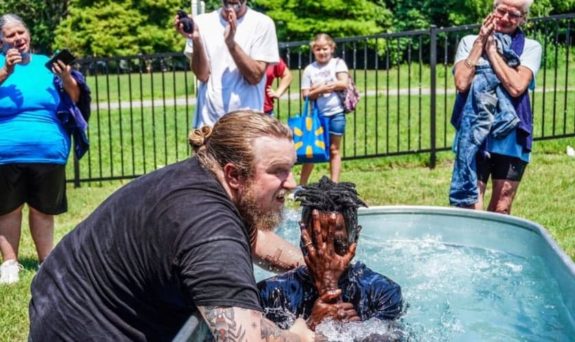 O pastor Richard Pope batizando um novo convertido. (Foto: Reprodução/Baptist Press)