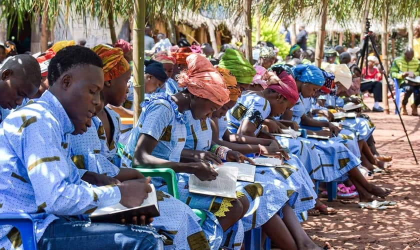Líderes de várias aldeias aprenderam a ensinar a Bíblia na República Democrática do Congo. (Foto: Reprodução/Samaritan's Purse)
