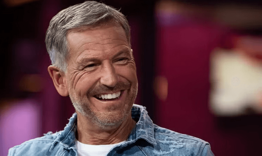O pastor e escritor John Bevere. (Captura de tela/TBN)