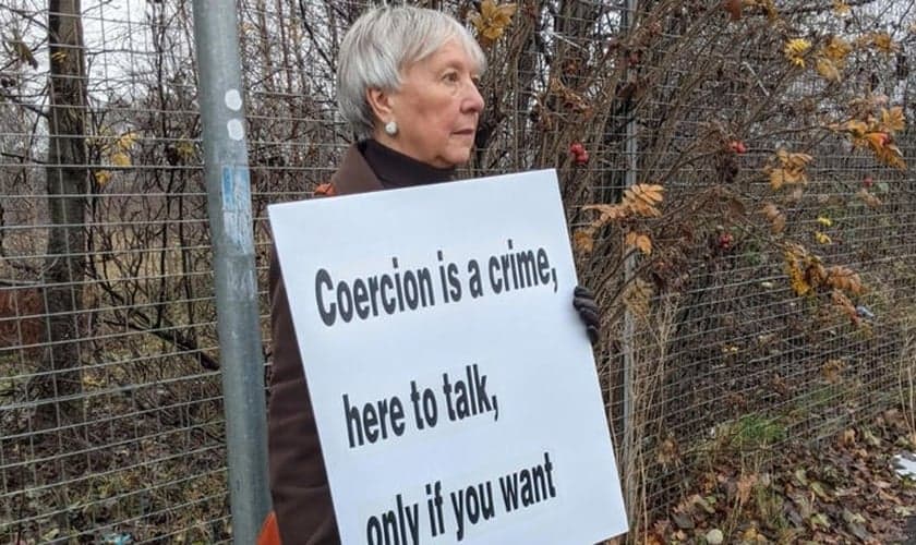 Rose Docherty, 75 anos, segura um cartaz com mensagem pró-vida nas proximidades de uma clínica de aborto. (Foto: ADF International)