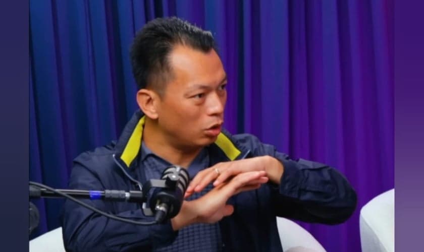 Isaac Liu, filho do pastor perseguido Irmão Yun, foi livrado da morte por Deus. (Foto: Reprodução/YouTube/Plenitude).